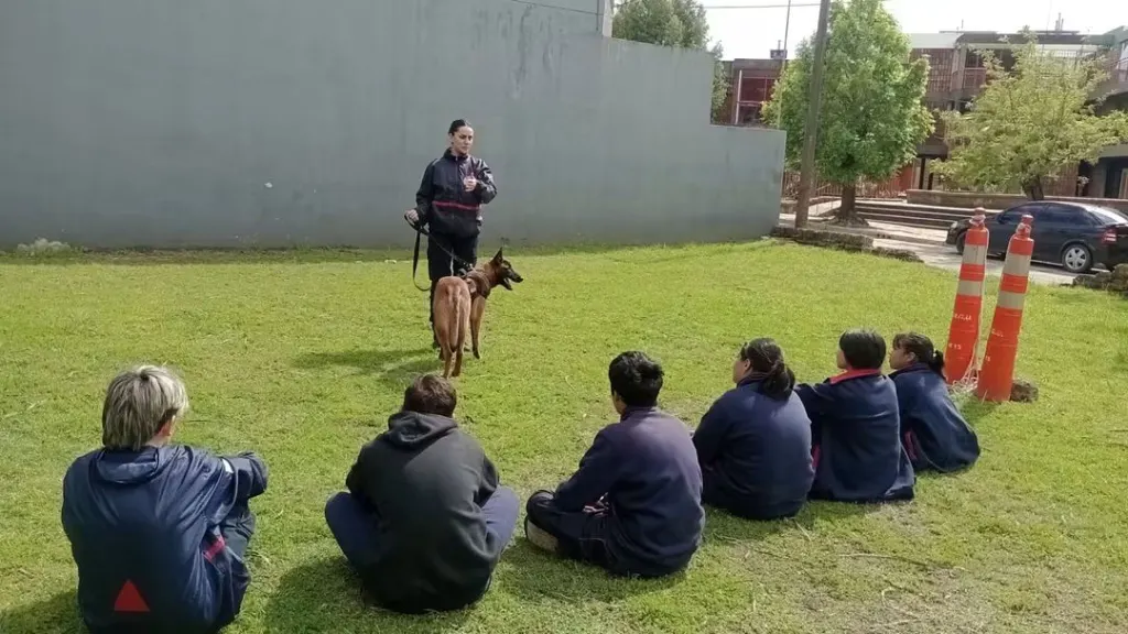 El Área K9 de Bomberos Voluntarios visitó la Escuela de Cadetes