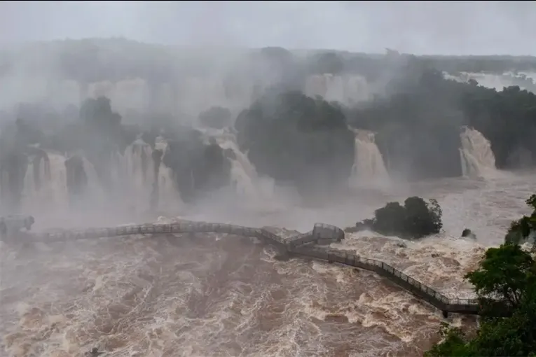 El aumento del caudal del río Iguazú obligó a cerrar la Garganta del Diablo durante el feriado