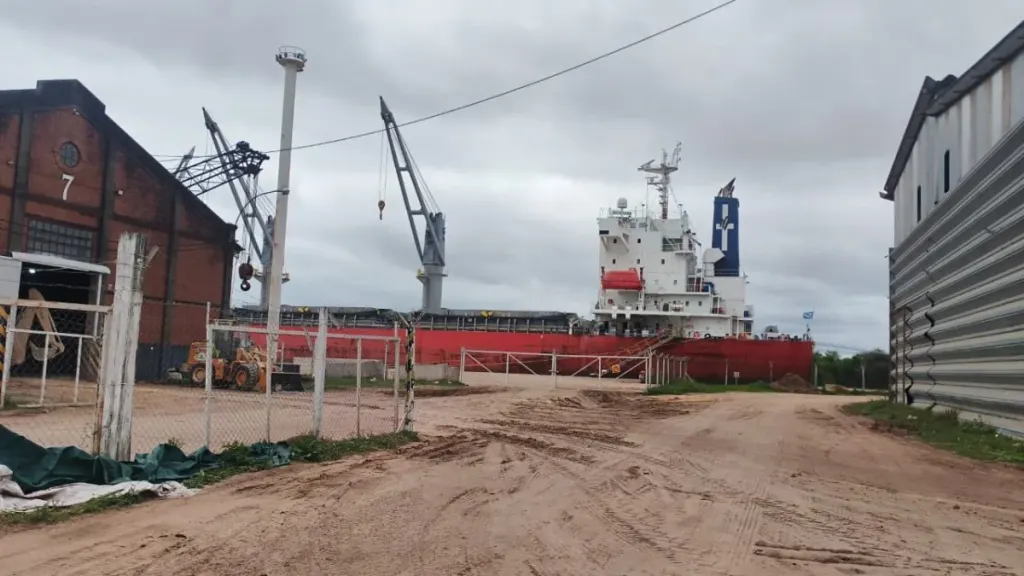 El buque Eco Spotfire parte hoy del puerto de Concepción del Uruguay y se espera otro carguero