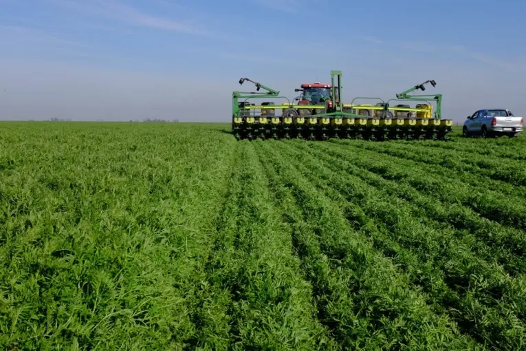 El campo invirtió más de 14.700 millones de dólares en la campaña 2025/2026