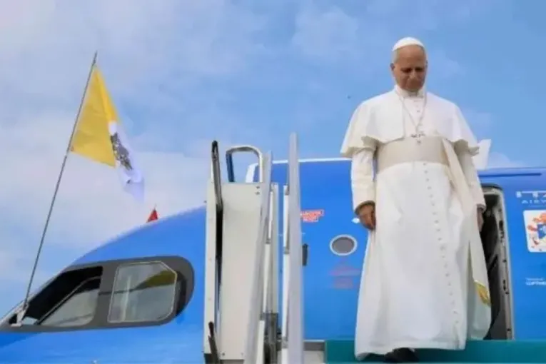 El cirujano que operó al Papa descartó motivos para cancelar su gira por América Latina