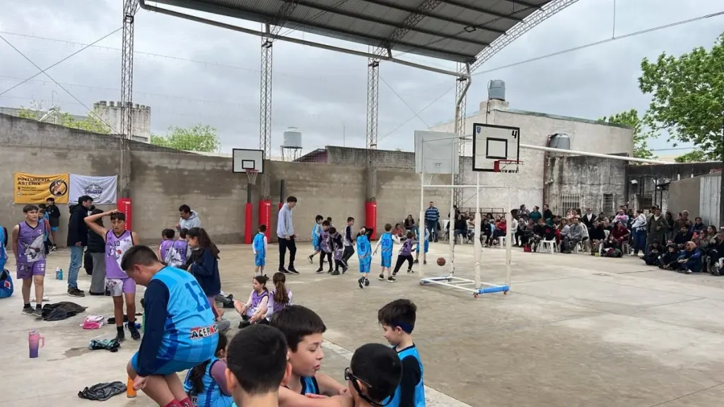 El Club Villa Las Lomas inaugura su nuevo playón deportivo con una jornada de actividades
