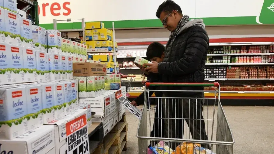 El consumo masivo no repunta: volvió a bajar y acumula una caída de casi 3% en lo que va de 2026