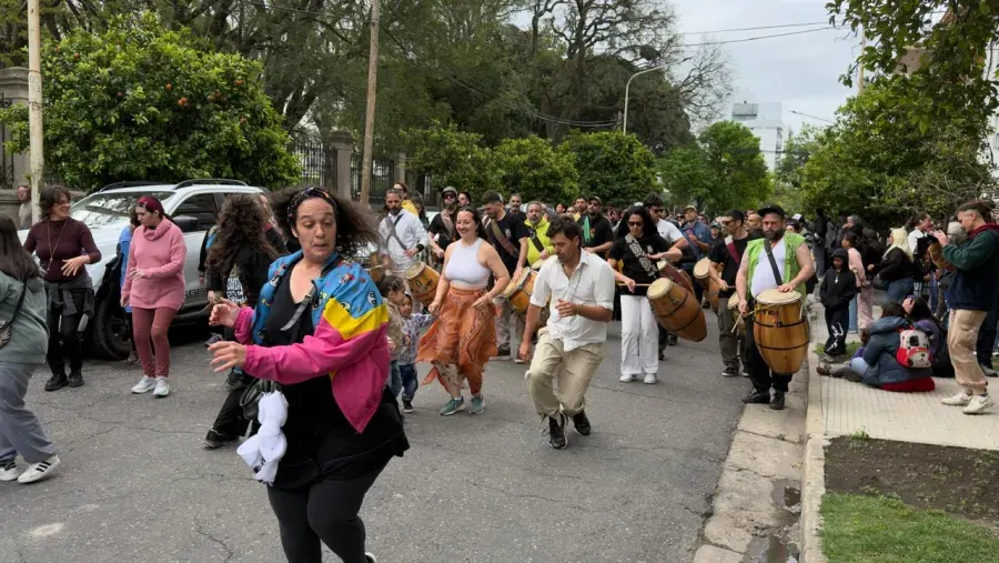 El Contrafestejo celebró sus 25 años con tambores, baile y una Plaza San Miguel tomada por el ritmo