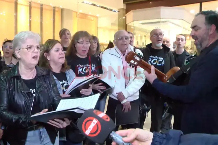 El Coro de Ciencias Económicas sorprendió con un espectáculo de rock en la peatonal