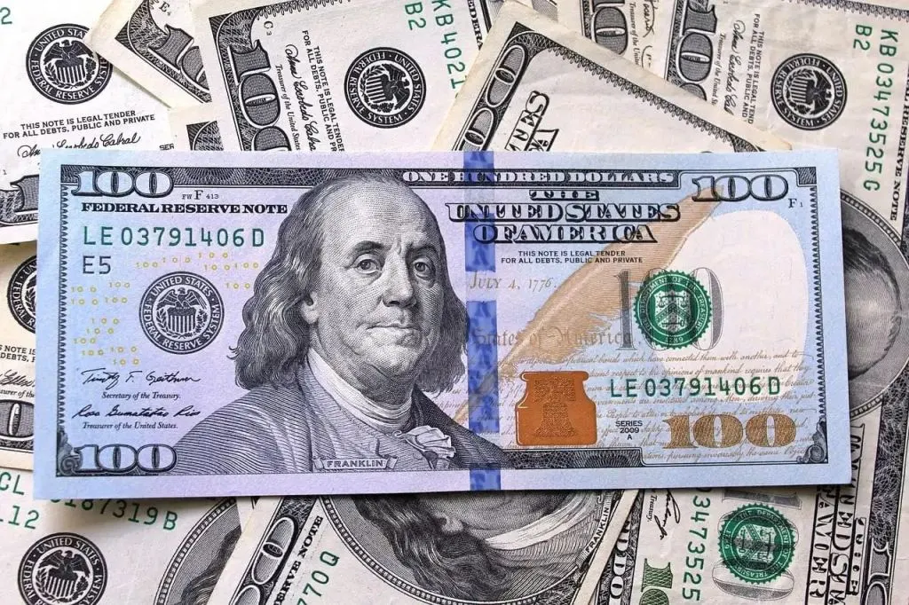 El dólar blue bajó primera vez en cuatro jornadas luego de tocar su máximo histórico nominal