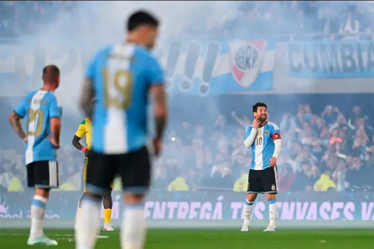 El emotivo homenaje a Messi en el minuto 10: frenaron el partido y los jugadores de Benín fueron a abrazarlo