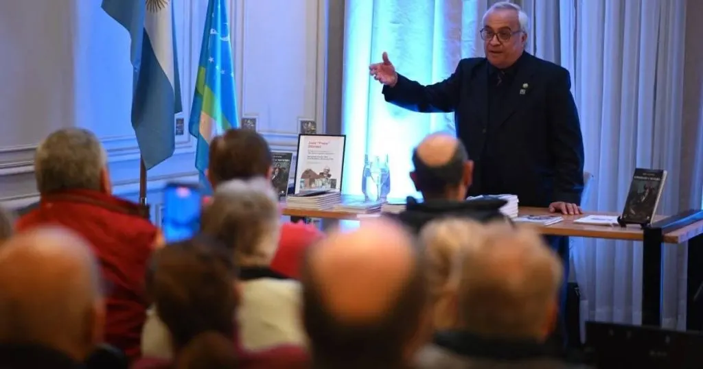 El escritor gualeguaychuense Pepe Olivieri presentó su nuevo libro sobre Mariano Necochea