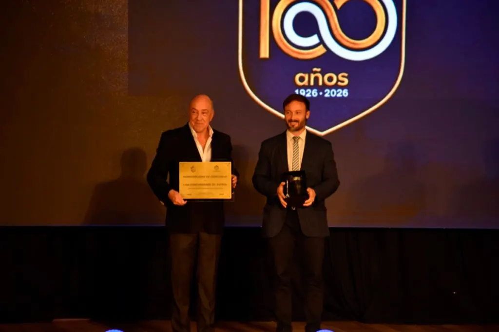 El estadio de Concordia “va a tener césped sintético”, anunció Azcué en la gala de la Liga Concordiense de Fútbol