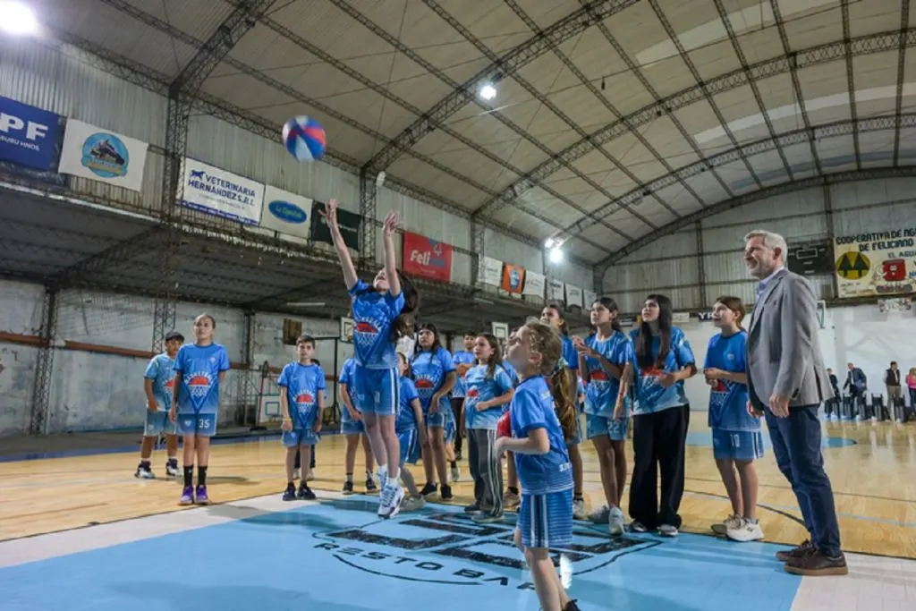 El gobernador inauguró obras de infraestructura deportiva en Feliciano y entregó luminarias a tres clubes