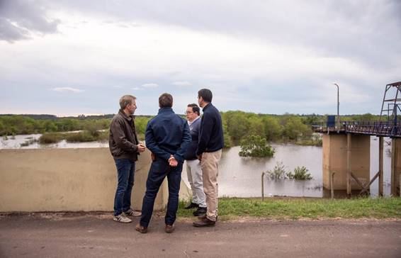 El gobernador recorrió las zonas afectadas por la creciente en Concordia y encabezó una reunión del comité de emergencia