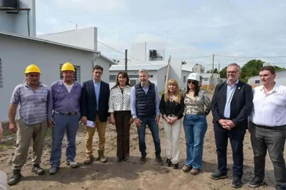 El gobernador recorrió obras de vivienda, salud y saneamiento en Feliciano