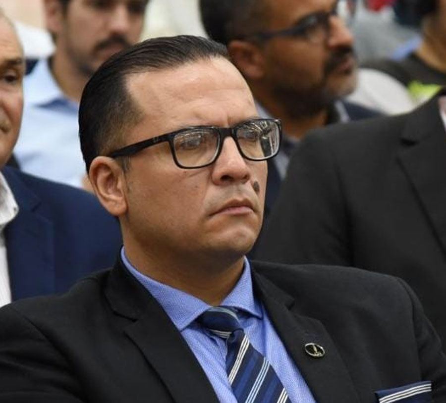 «El gobernador solo consulta a los suyos para decidir por todos»