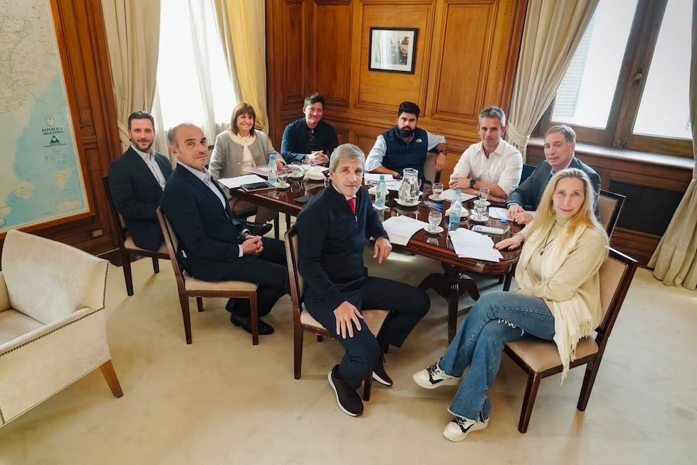 El Gobierno reúne a su mesa política para acelerar acuerdos con aliados