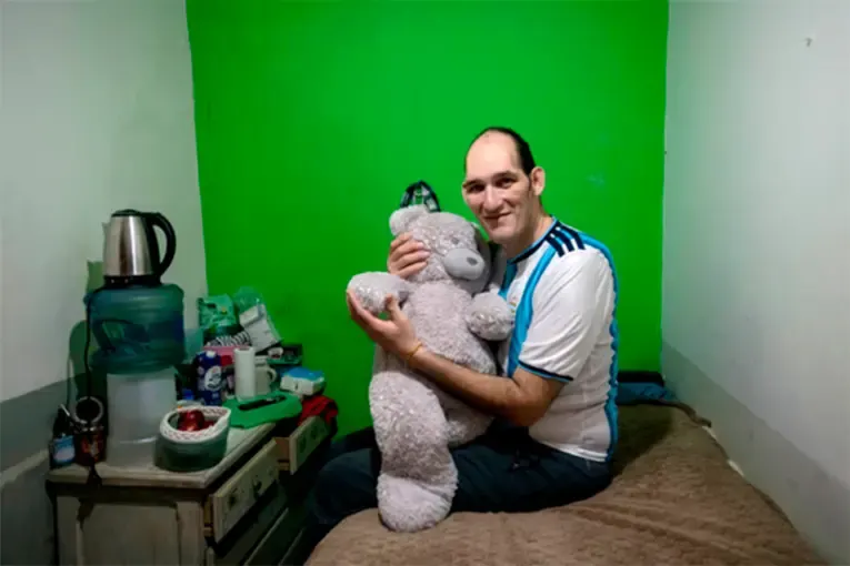 El hombre más alto de Argentina mide 2,28 metros y sueña con tener un vivero
