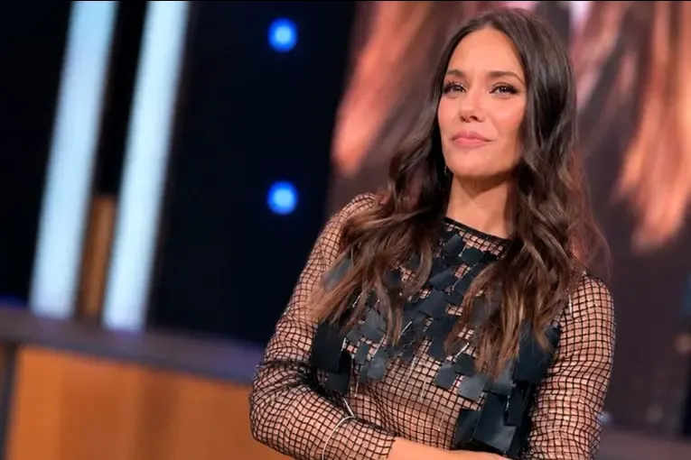El look rockero de Luciana Rubinska: top de red, minifalda con flecos y botinetas
