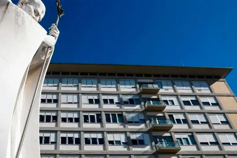 El Papa León XIV pasó «una primera noche serena en el hospital» tras ser operado
