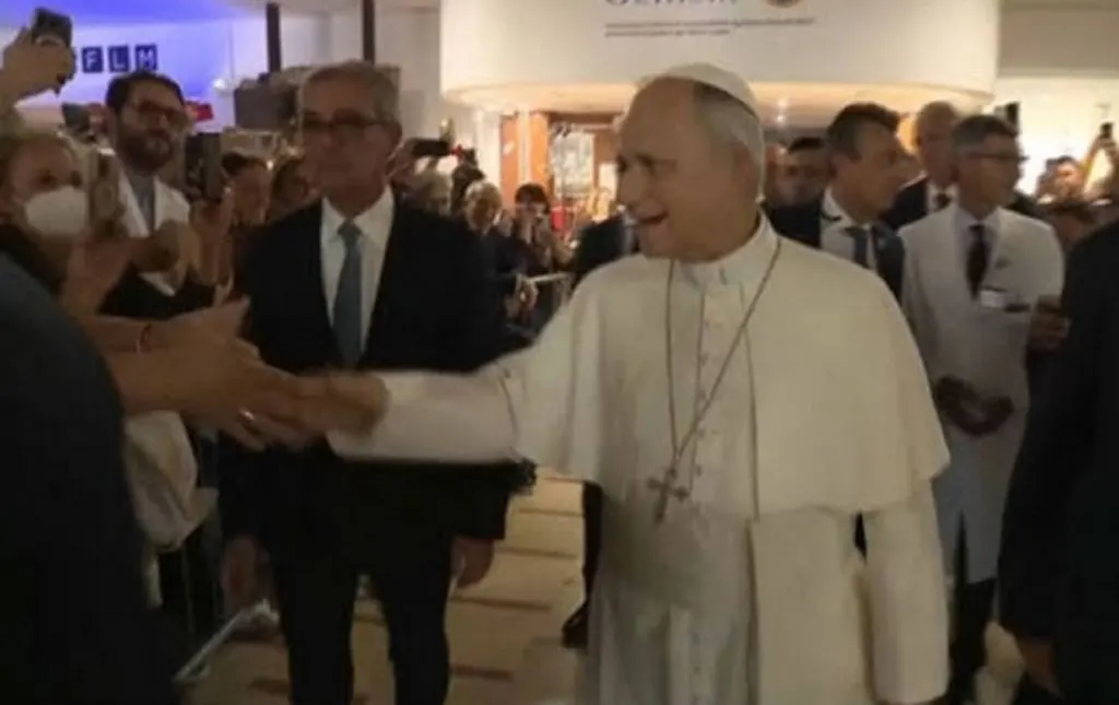 El papa León XIV recibió el alta tras la cirugía pulmonar y regresa al Vaticano