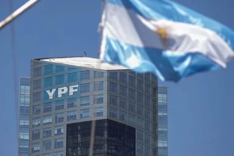 El presidente de YPF anticipó ganancias récord para este año y confirmó cuándo se define la inversión millonaria para exportar GNL