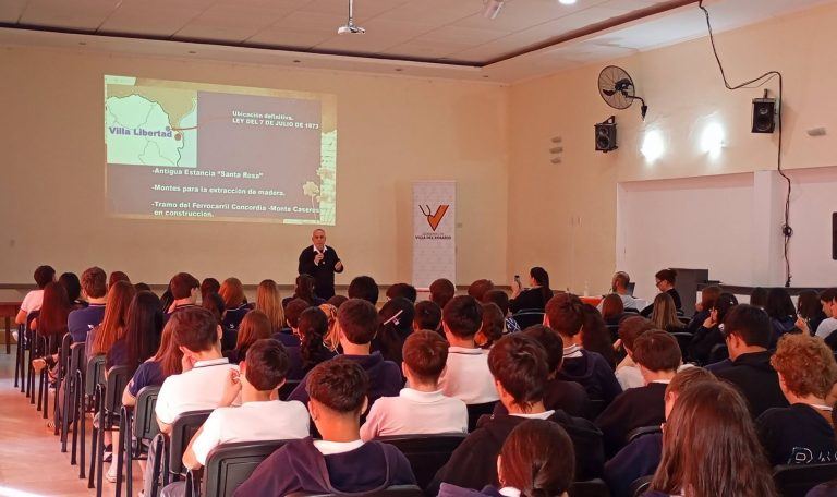 El profesor Claudio Hermosa disertó en Villa del Rosario sobre la historia de la localidad
