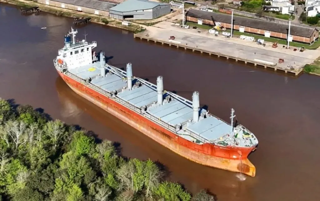 El puerto de Concepción del Uruguay despachó un buque con destino a Dinamarca y espera otro