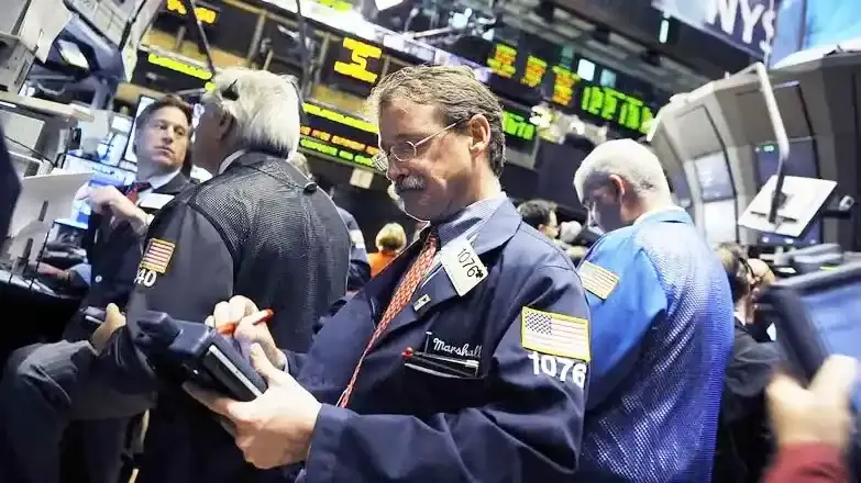 El riesgo país volvió a caer y cerró la semana por debajo de los 600 puntos