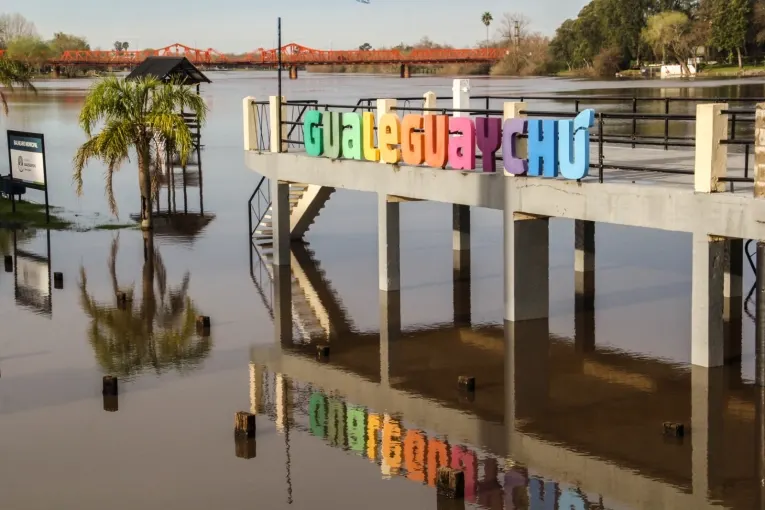 El río Gualeguaychú se mantiene cerca del nivel de alerta y prevén una bajante lenta