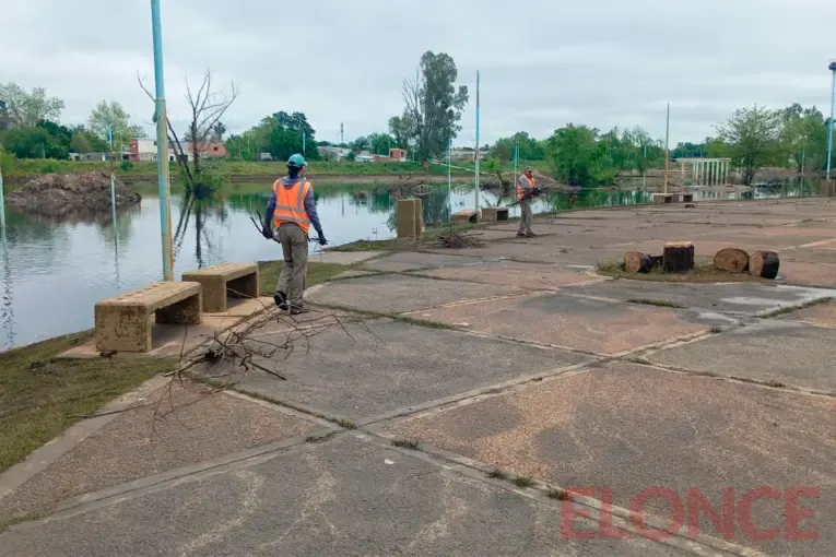 El río Uruguay comenzó a retirarse en Concordia y las familias regresan a sus hogares
