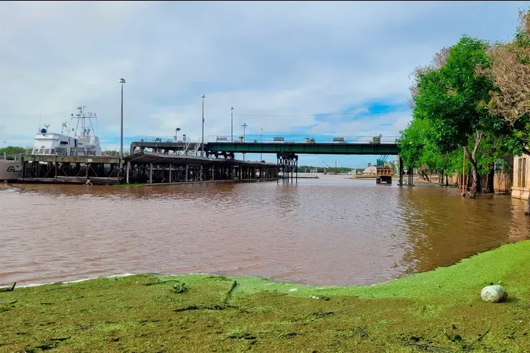 El río Uruguay continúa en descenso, pero las lluvias podrían prolongar los niveles altos