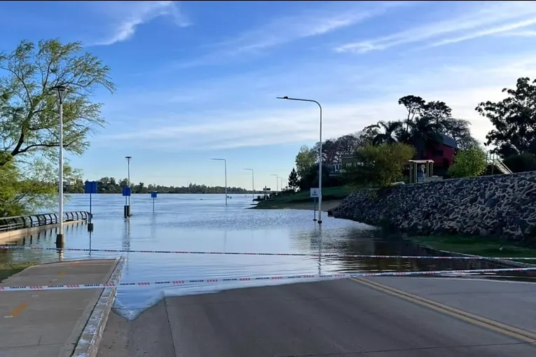 El río Uruguay llegó a los 10,30 metros y cortó el tránsito en la costanera Nébel