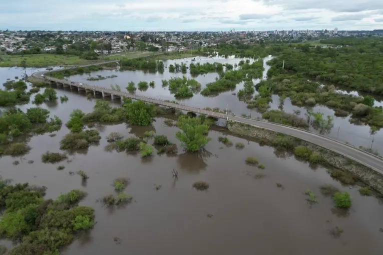 El río Uruguay mantiene niveles elevados y Salto Grande anticipó cómo seguirá