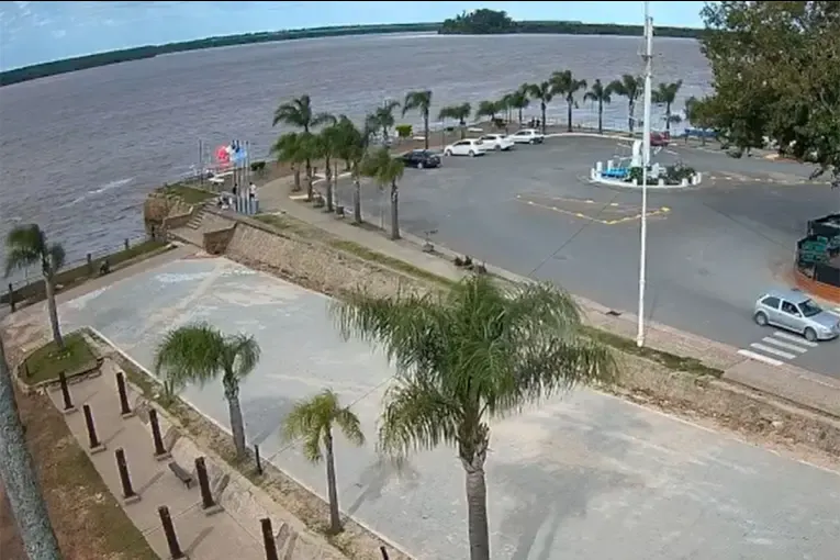 El río Uruguay mantiene una bajante lenta: qué localidades siguen por encima del alerta