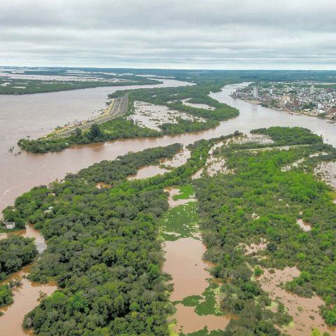 El río Uruguay sigue alto y prevén un descenso lento