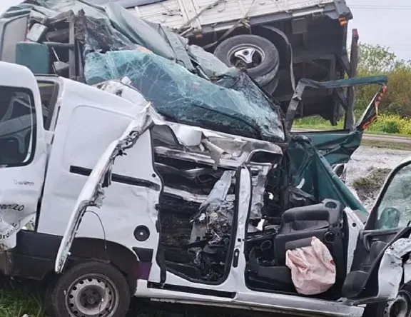 El utilitario del siniestro fatal pertenecía al Municipio de Urdinarrain y las víctimas eran un empleado, una madre y un joven