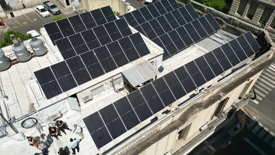 El viceintendente de Paraná presentó los paneles solares que abastecen de energía al edificio del HCD