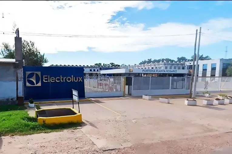 Electrolux cerró su fábrica de Rosario y despidió a 200 trabajadores: acordaron las indemnizaciones
