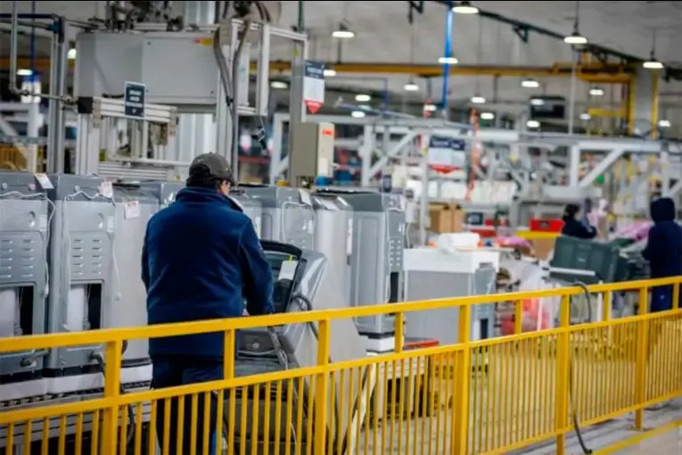 Electrolux cerró su planta e indemnizó a 200 trabajadores: “La forma en que nos despidieron fue muy cruel”