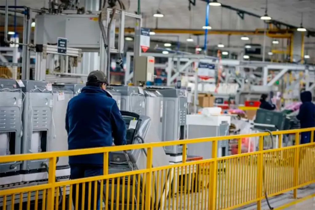 Electrolux cerró su planta: “La forma en que nos despidieron fue muy cruel”