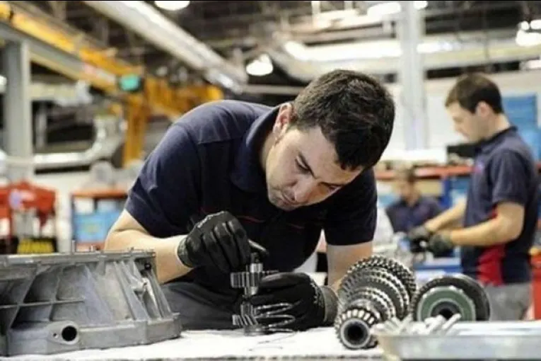 En agosto, la economía creció apenas 0,1% y quedó al borde de la recesión, según el EMAE