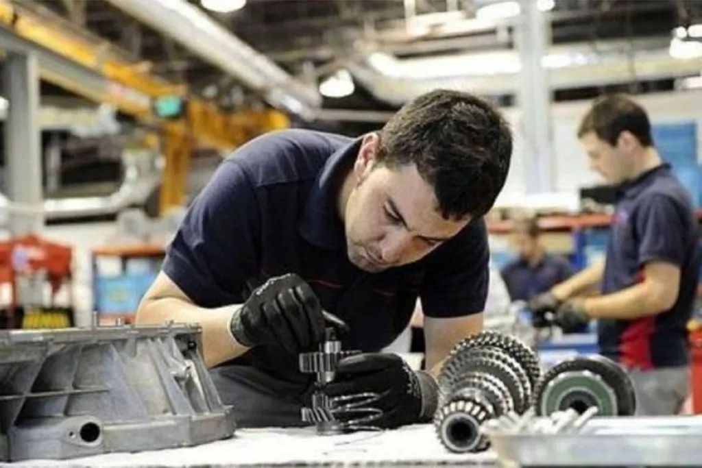 En agosto, la economía creció apenas 0,1% y quedó al borde de la recesión