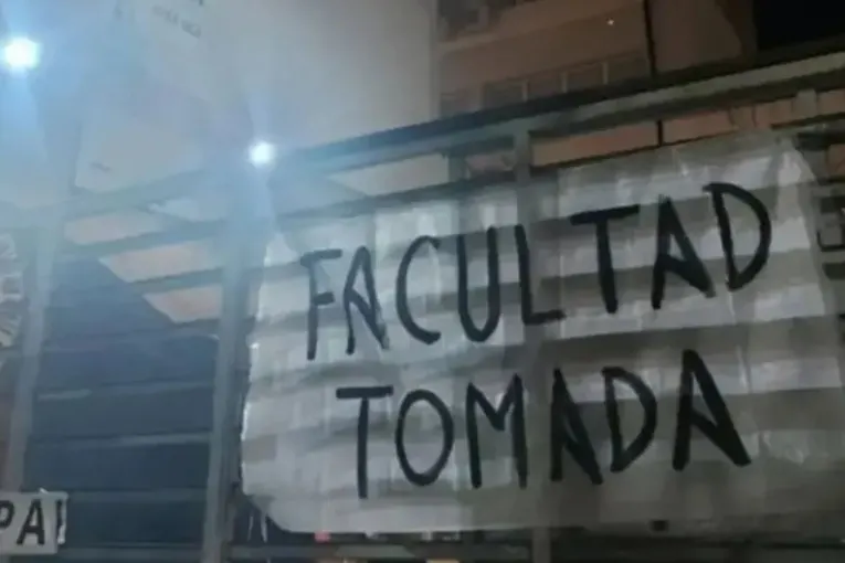 En la previa a la marcha, estudiantes «tomaron» una facultad de la UNER