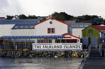 En medio de la tensión con Argentina, el Reino Unido anunció celebraciones en las Malvinas en 2027 y un embajador visitó Punta Arenas
