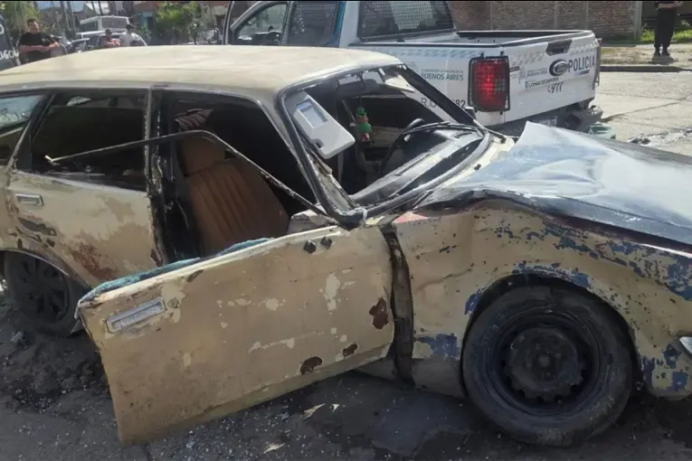 En medio de una persecución, un patrullero chocó un auto y murió un nene de dos años