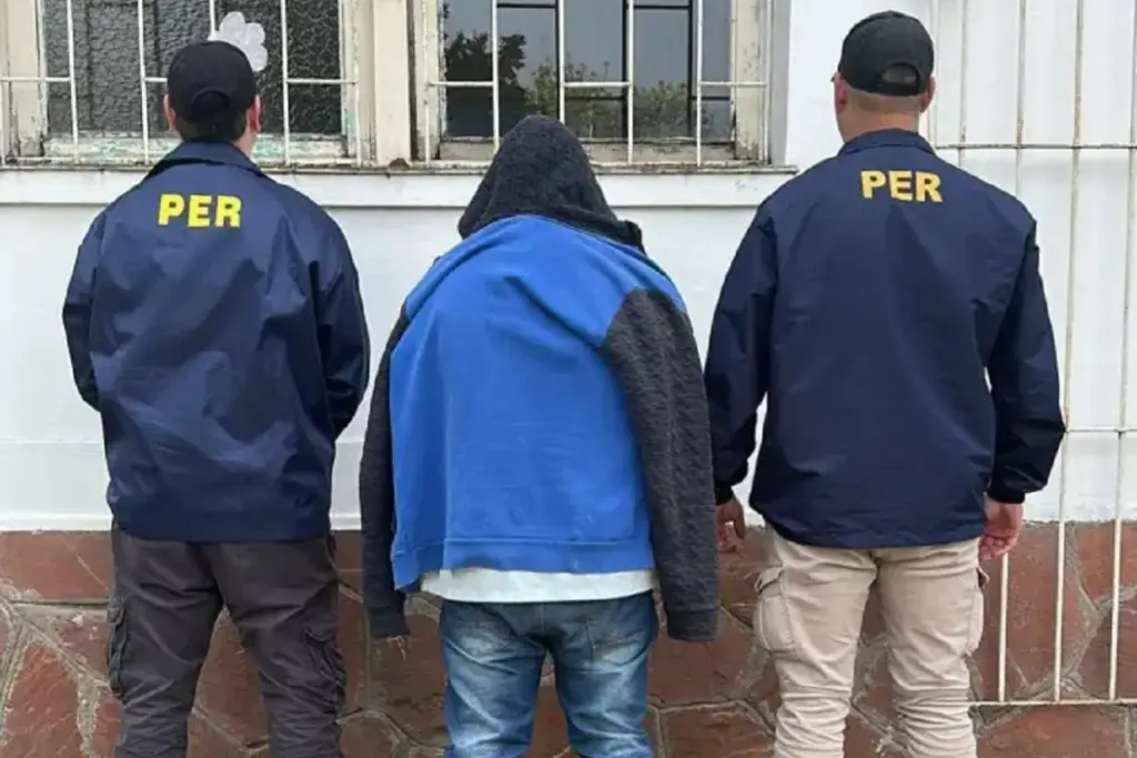 En operativo encubierto, detuvieron a un empleado público que pretendía vender un arma de manera ilegal