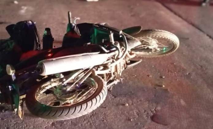 Encontraron a un hombre inconsciente junto a una moto y debieron derivarlo