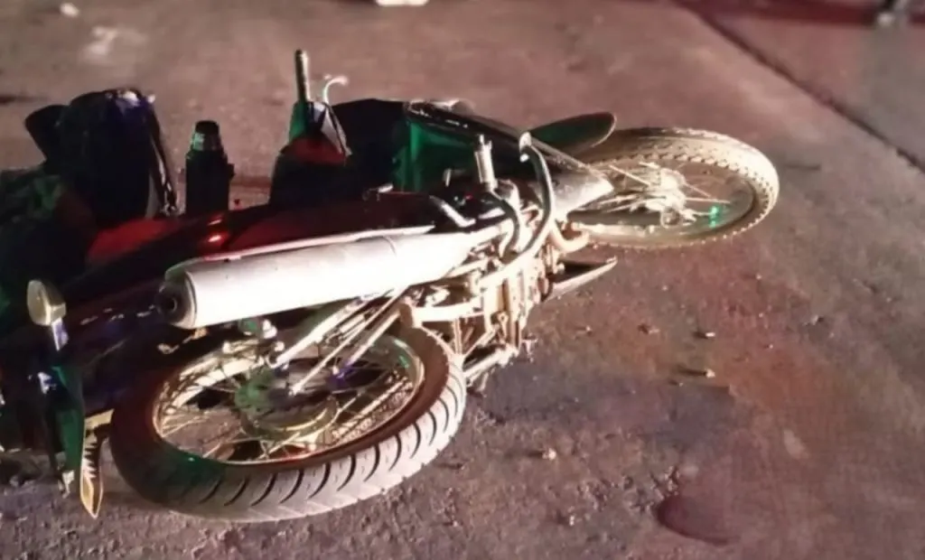 Encontraron a un hombre inconsciente junto a una moto y debieron derivarlo