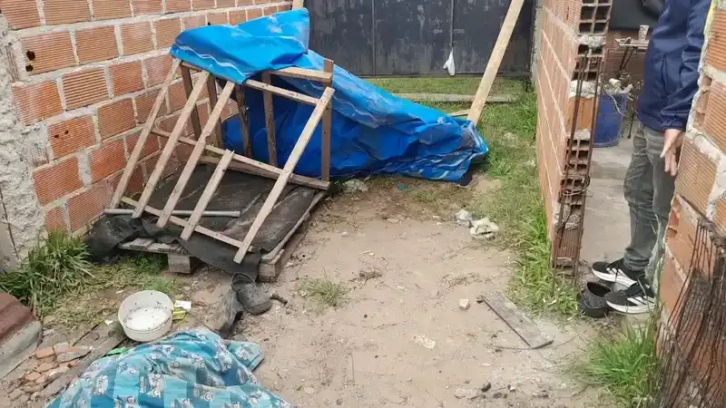 Encontraron a un hombre prófugo durmiendo en el patio de la casa de su expareja
