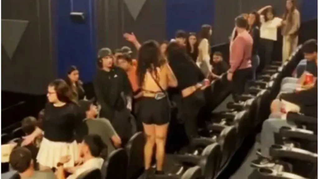 Escándalo en un cine de Paraná: una discusión por los asientos terminó en pelea y dos mujeres detenidas