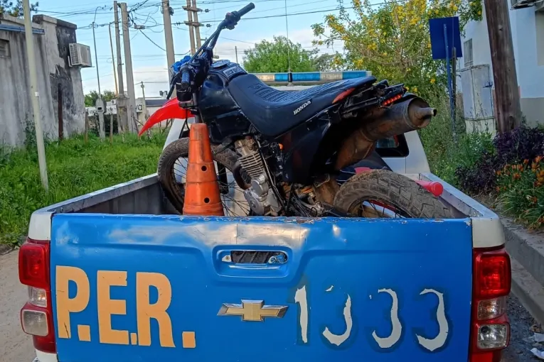 Escaparon de la Policía en una moto que tenía pedido de secuestro por robo