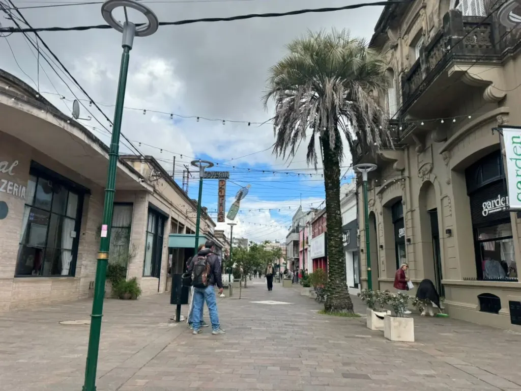 Escaso movimiento en la peatonal a pocas horas del Día de la Madre